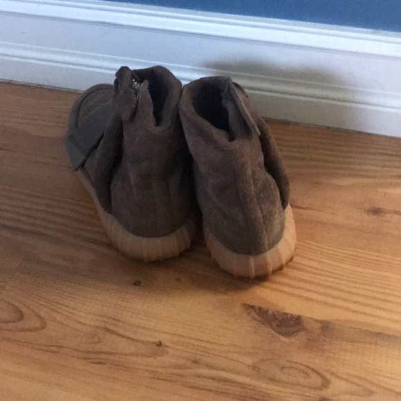 Yeezy’s 750 chocolate - Picture 3 of 4
